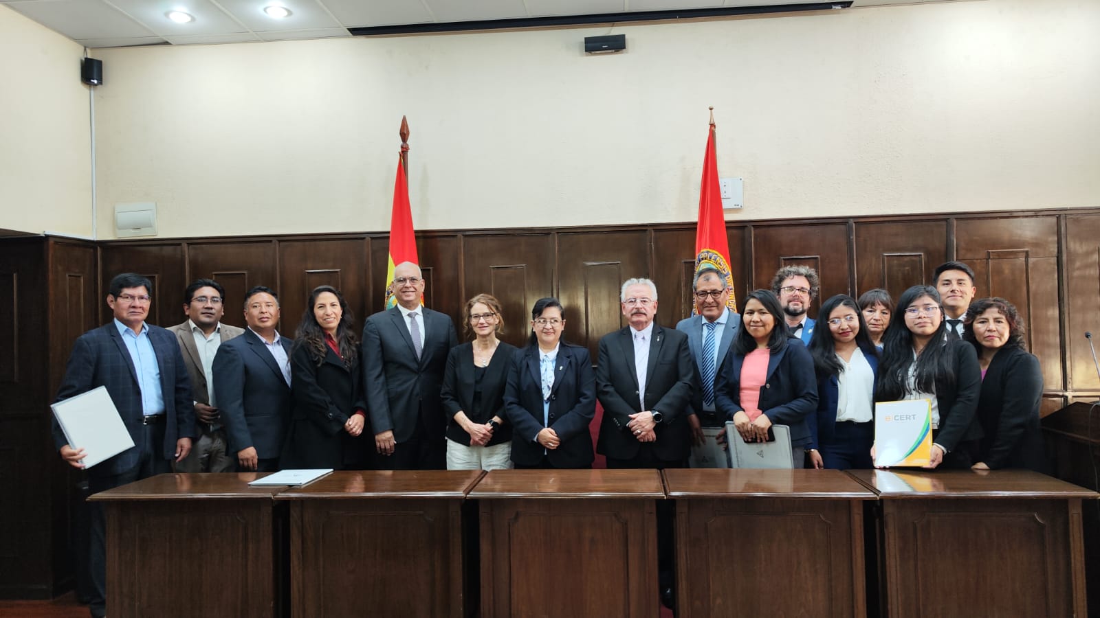 Entrega de la certificación ISO 9001:2015 en la UMSA