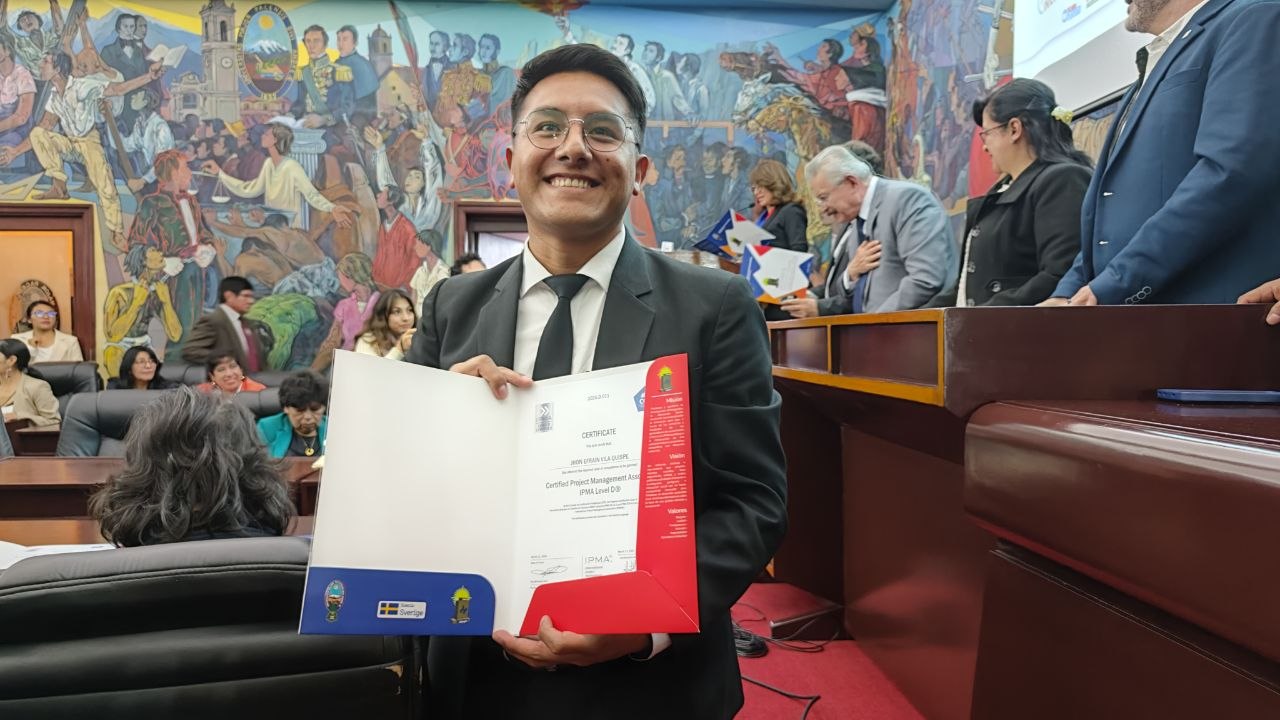 Acto de entrega de certificaciones IPMA en la UMSA